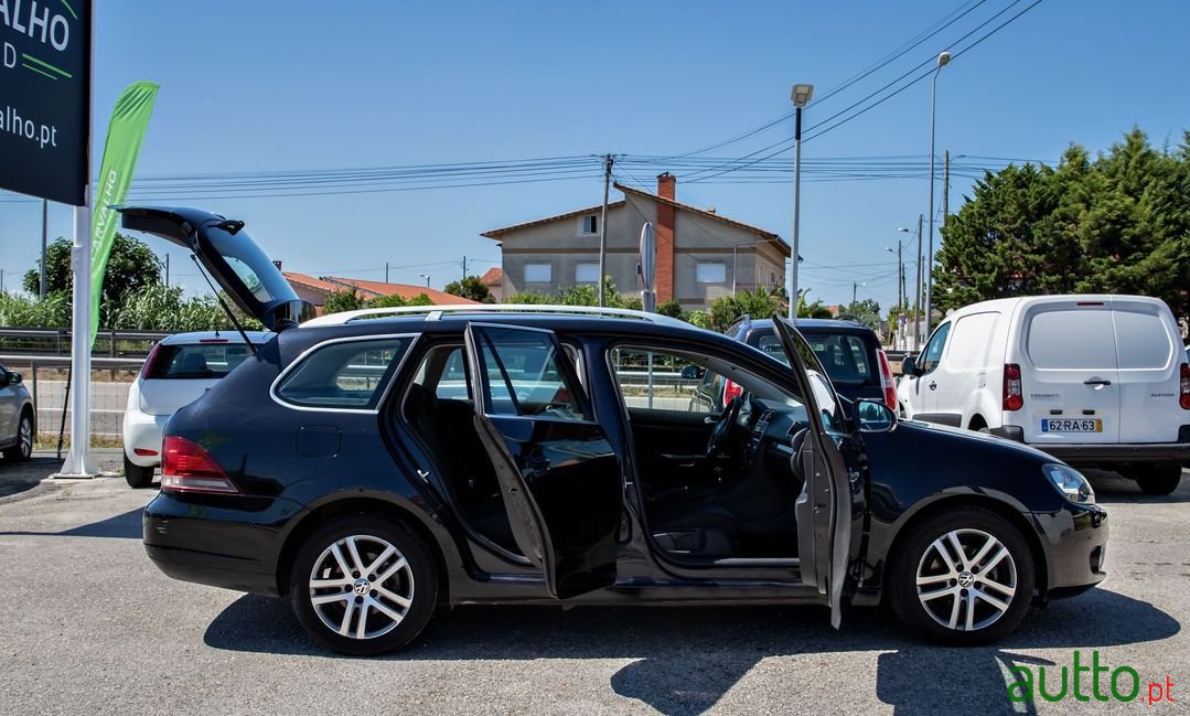 2011' Volkswagen Golf photo #4