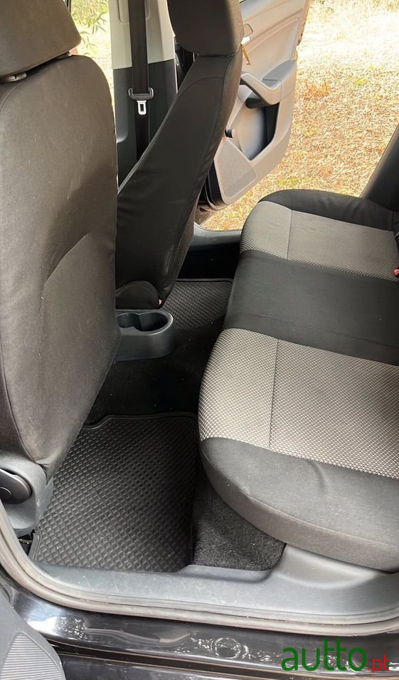 2012' SEAT Toledo photo #6