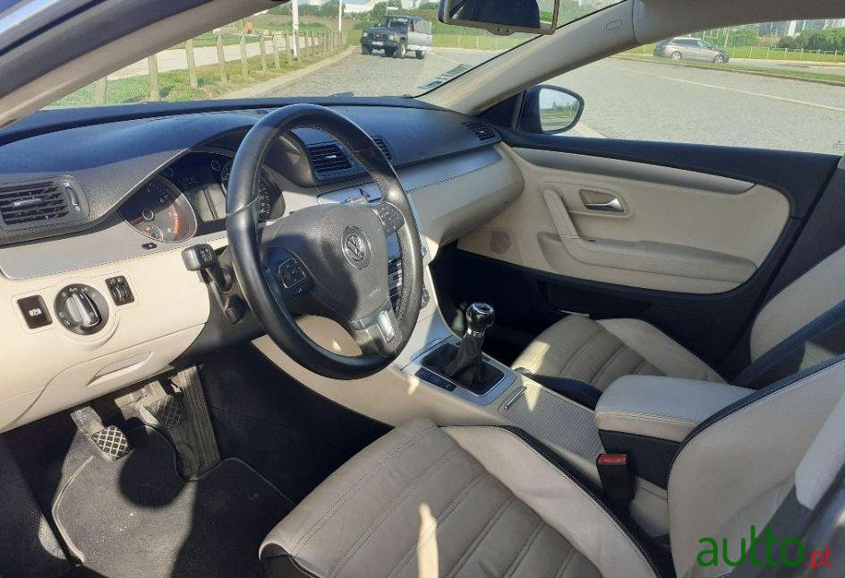 2008' Volkswagen Passat photo #2