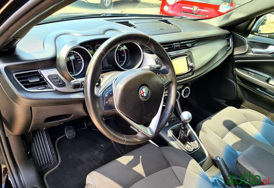 2016' Alfa Romeo Giulietta Nacional photo #4