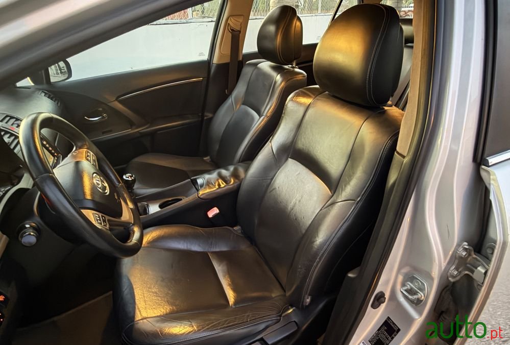 2010' Toyota Avensis photo #5