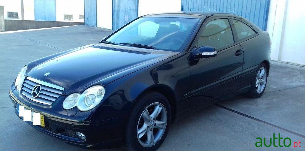 2004' Mercedes-Benz C-220 photo #2