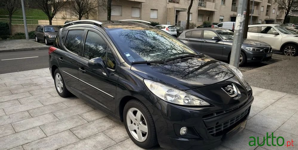 2011' Peugeot 207 Sw photo #1