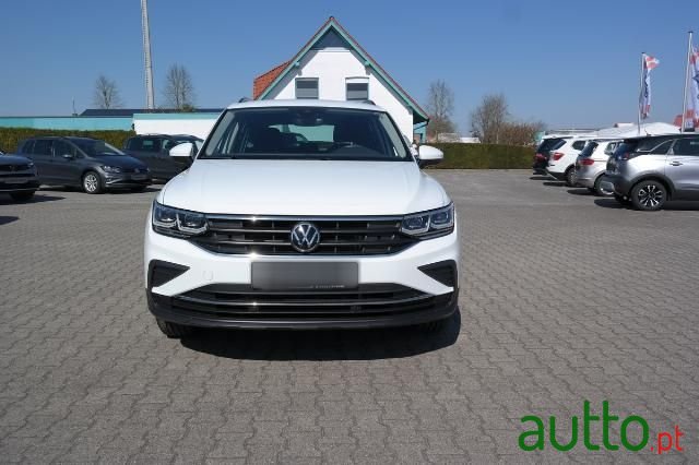 2023' Volkswagen Tiguan photo #3