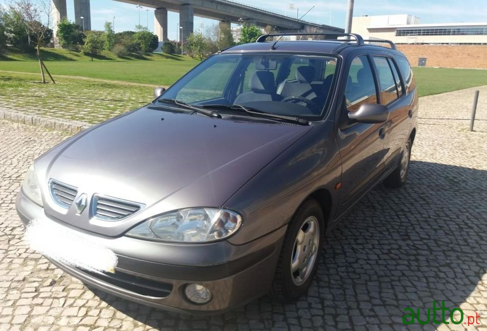 2001' Renault Megane Break photo #1