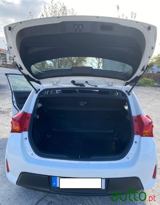 2014' Toyota Auris photo #6