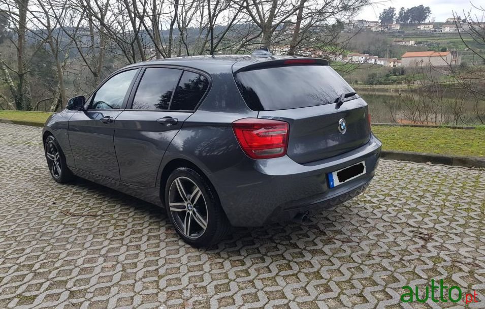 2011' BMW 118 D Line Sport photo #1