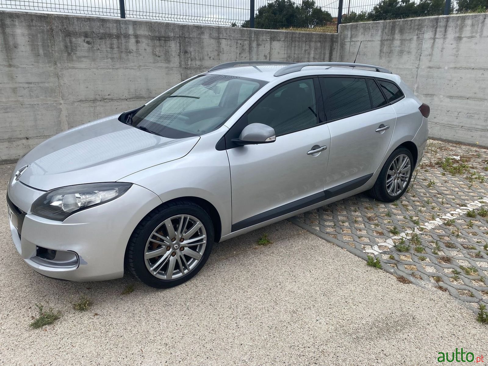 2011' Renault Megane Sport Tourer photo #1