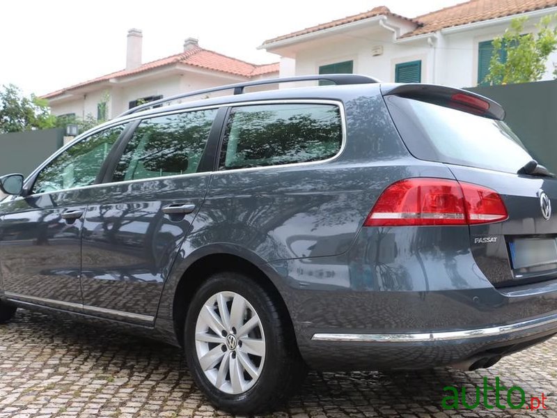 2011' Volkswagen Passat Variant photo #6