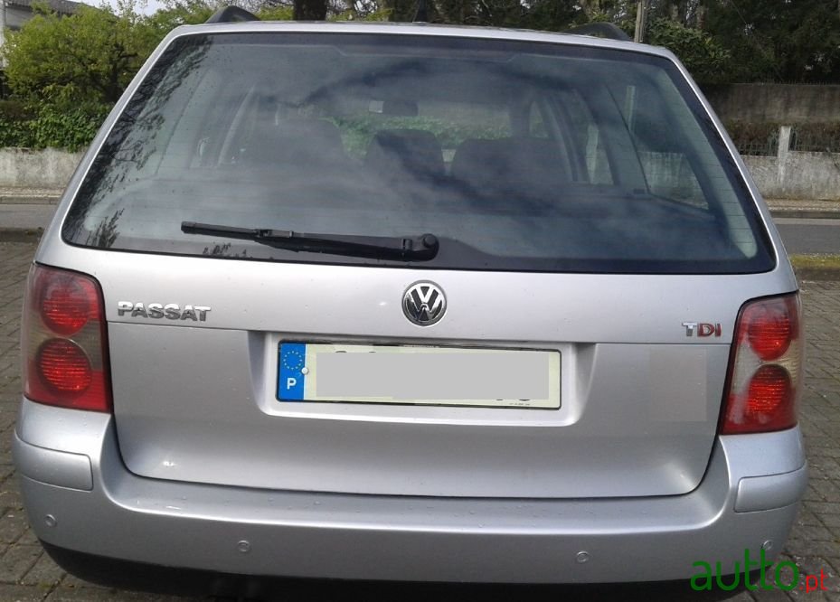 2002' Volkswagen Passat Variant photo #4