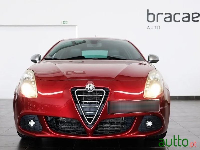 2011' Alfa Romeo Giulietta photo #2