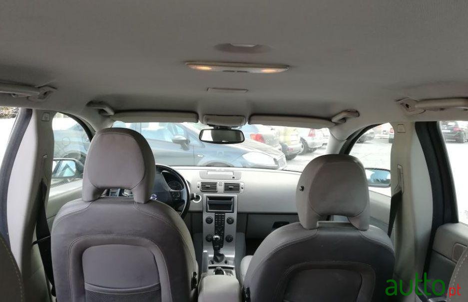2005' Volvo V50 2.0 D Momentum photo #4