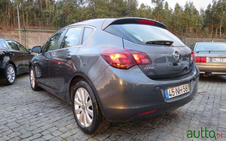 2012' Opel Astra photo #5