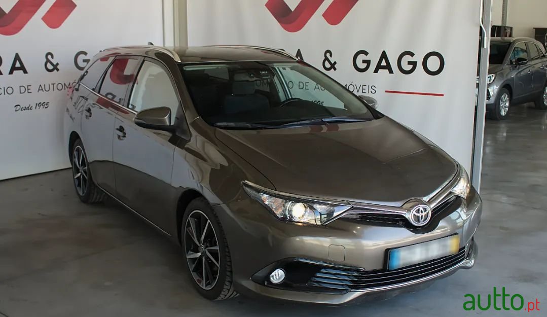 2017' Toyota Auris Touring Sports photo #1