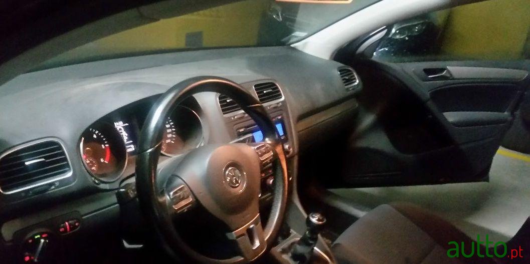 2011' Volkswagen Golf 1.6 Tdi Bluemotion photo #4