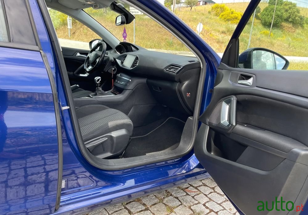 2018' Peugeot 308 Sw photo #2