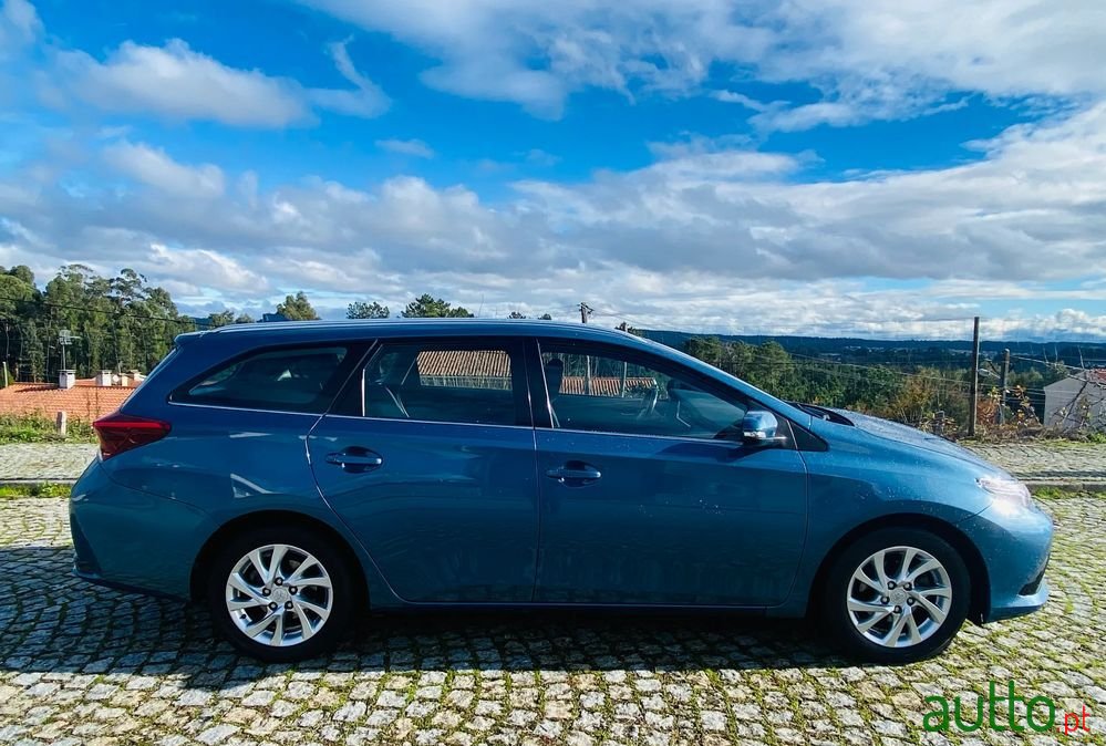 2016' Toyota Auris Touring Sports photo #3