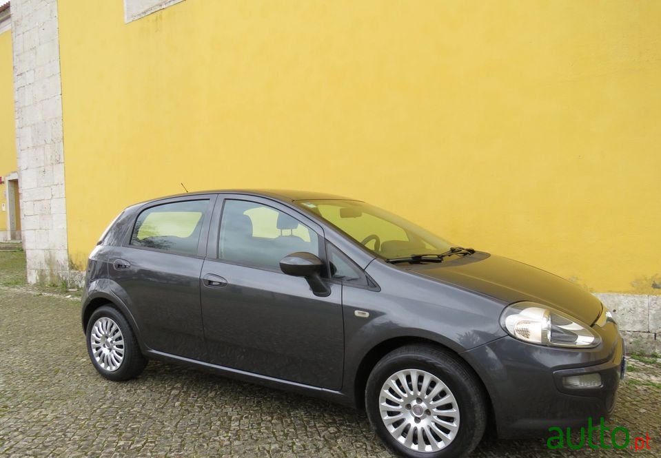 2011' Fiat Punto Evo photo #2