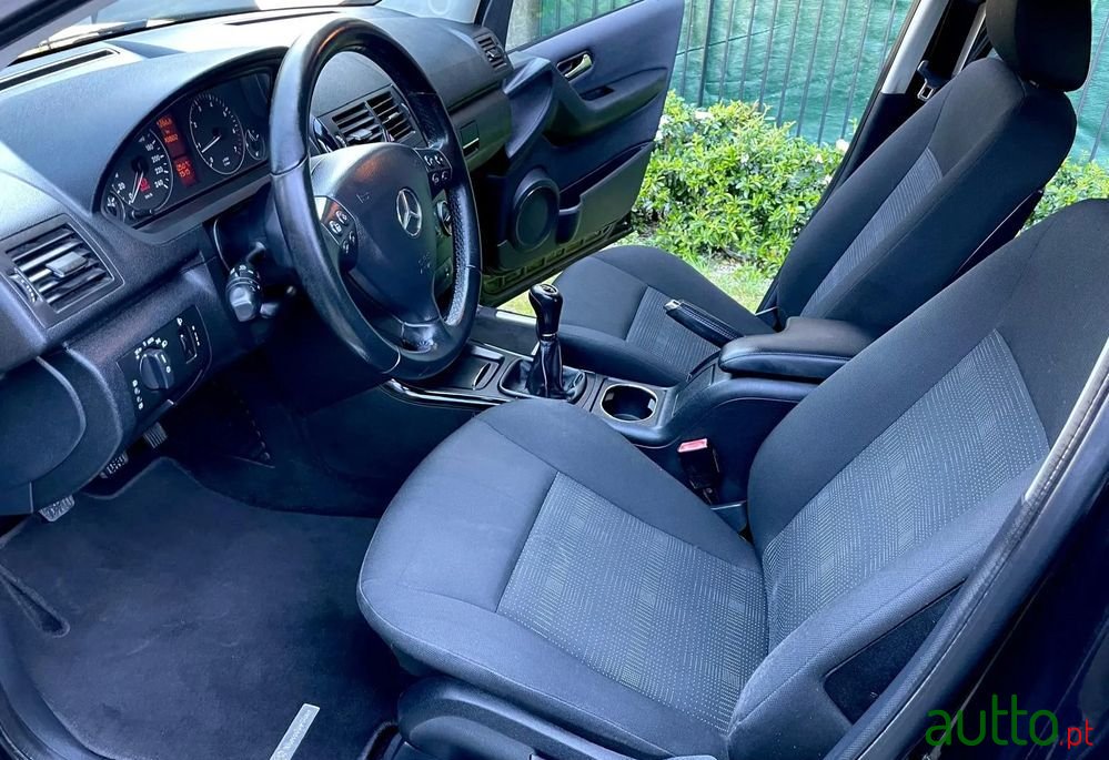 2009' Mercedes-Benz A 150 photo #4