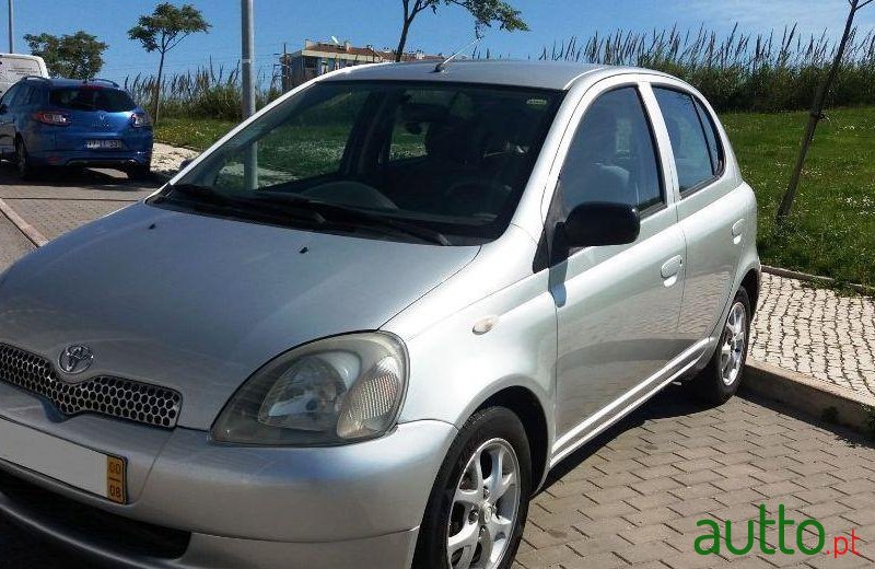 2000' Toyota Yaris 1.0 Vvt-I Sol 5P photo #3