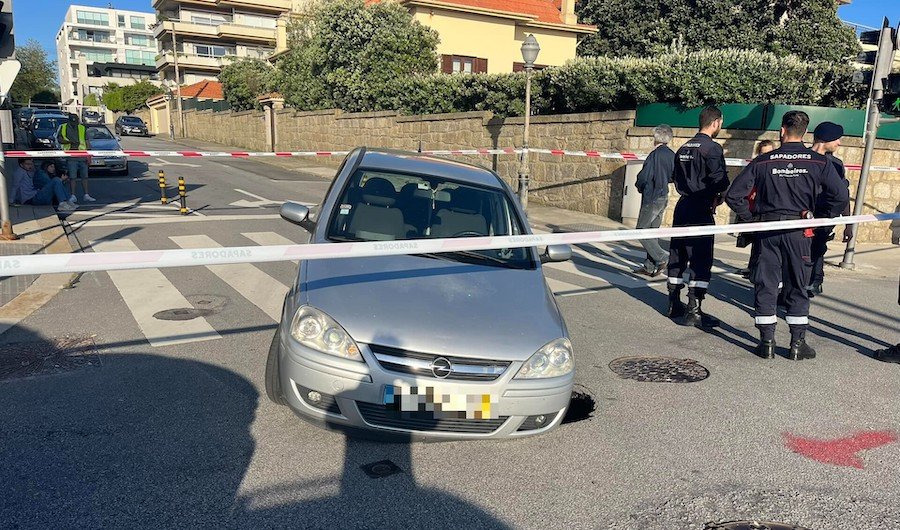 Carro imobilizado após aluimento do piso na zona da Foz no Porto