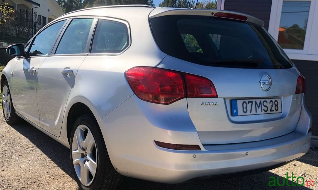 2012' Opel Astra Sports Tourer photo #4