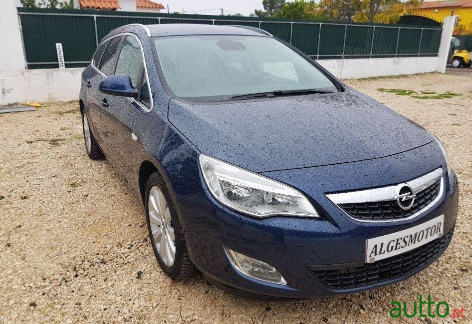 2012' Opel Astra Sports Tourer photo #1