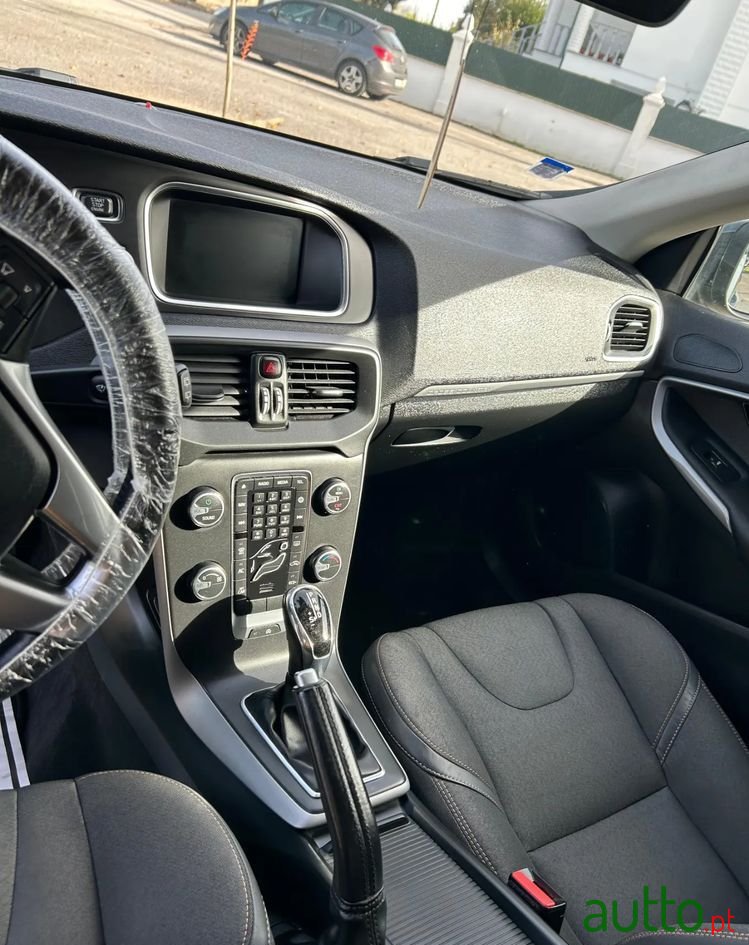 2019' Volvo V40 Cross Country photo #5