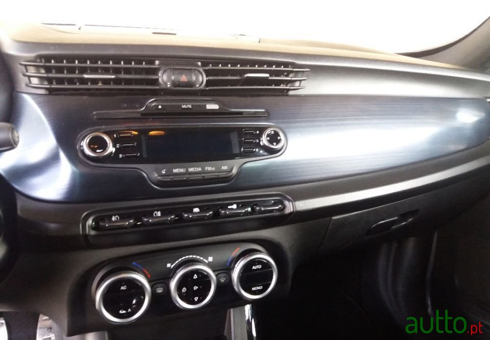 2010' Alfa Romeo Giulietta photo #4