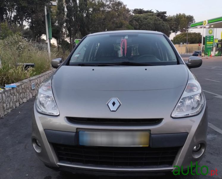 2010' Renault Clio photo #2