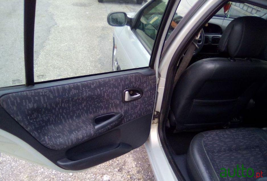 2002' Renault Megane Break photo #1