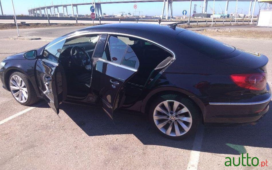 2009' Volkswagen Passat photo #1