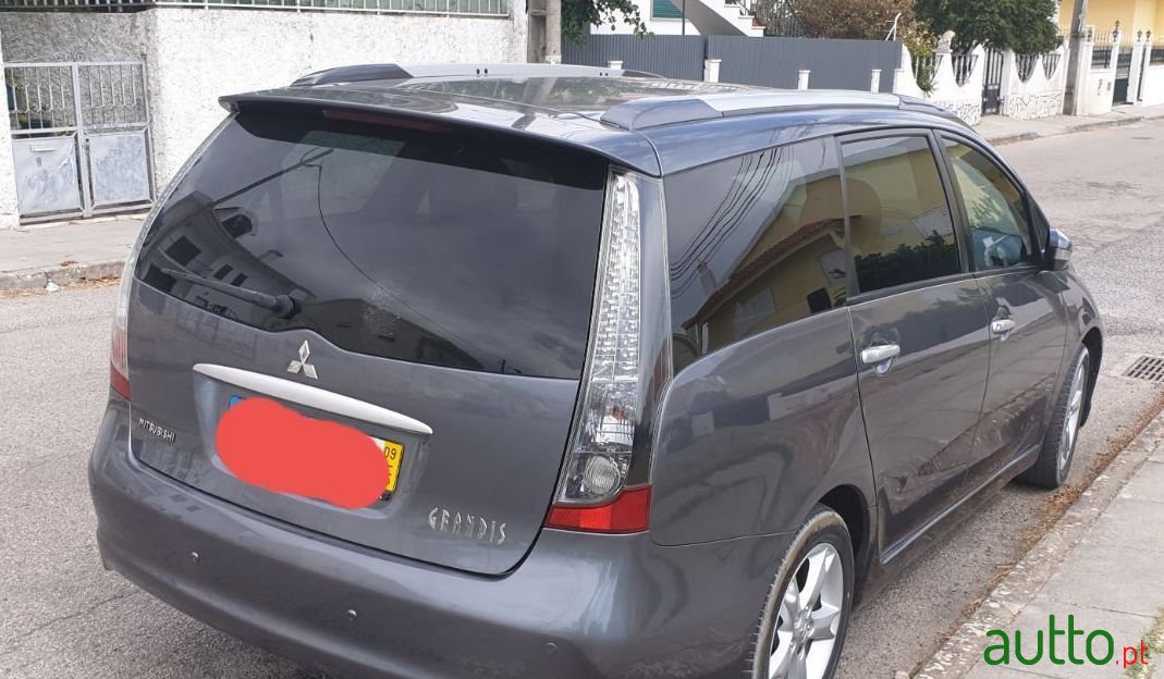 2009' Mitsubishi Grandis photo #2