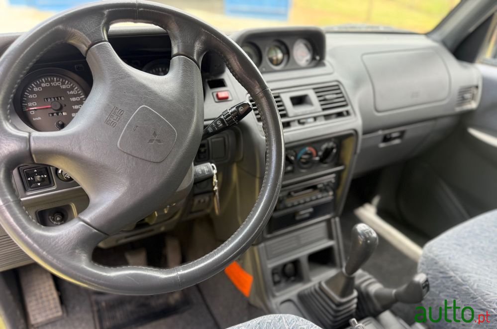 1998' Mitsubishi Pajero photo #3