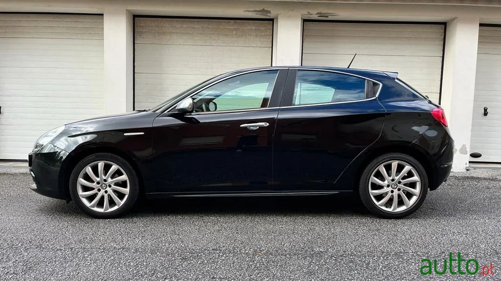 2013' Alfa Romeo Giulietta photo #3