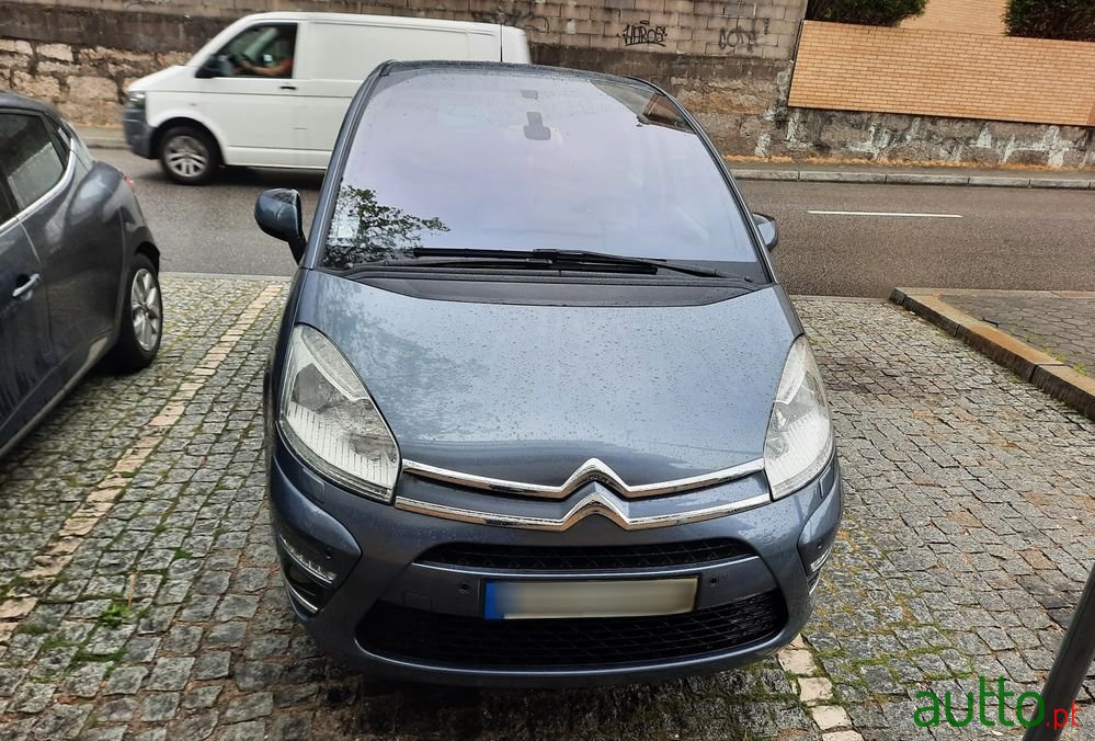 2011' Citroen C4 Picasso photo #2