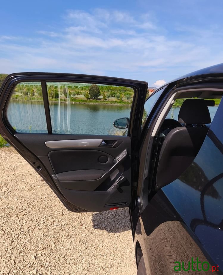 2011' Volkswagen Golf photo #5