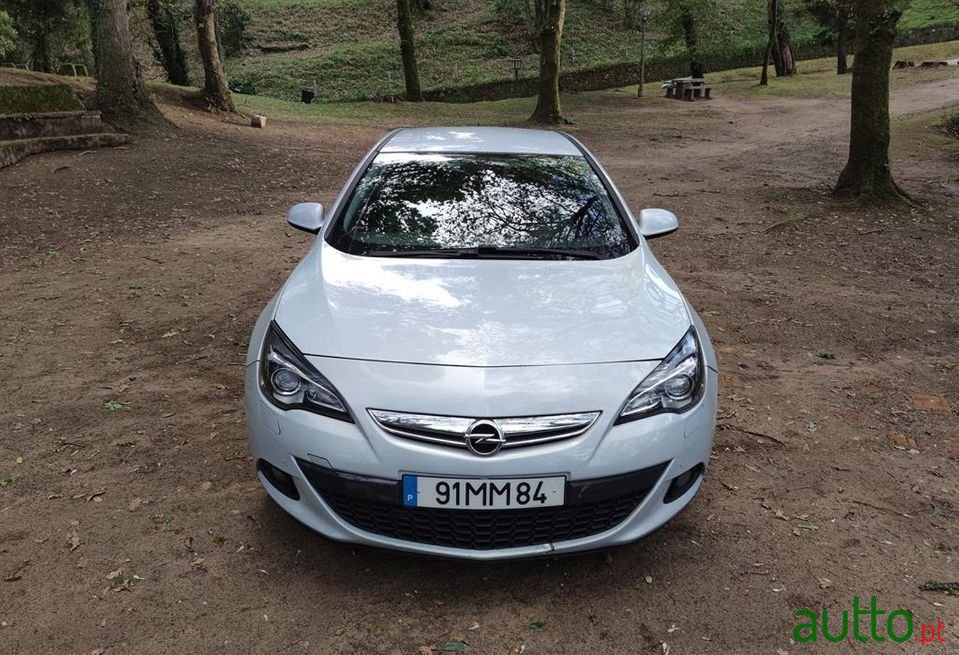 2011' Opel Astra Gtc photo #2