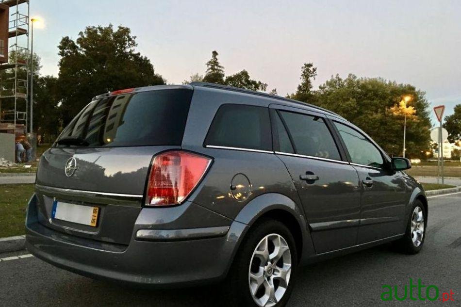 2005' Opel Astra Caravan photo #2