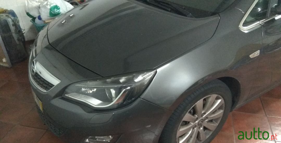 2011' Opel Astra Sports Tourer photo #1