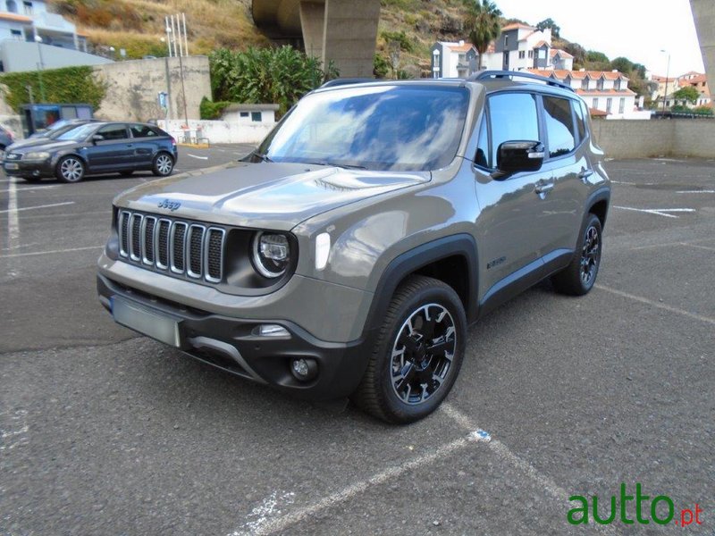 2023' Jeep Renegade photo #2