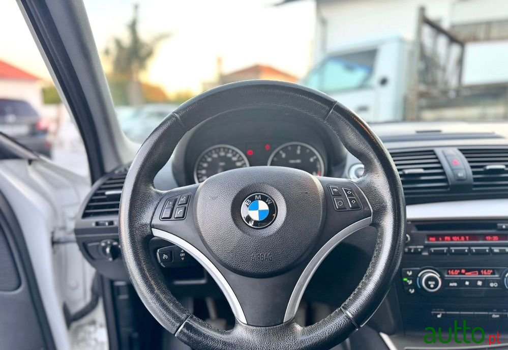 2009' BMW 116 D photo #5