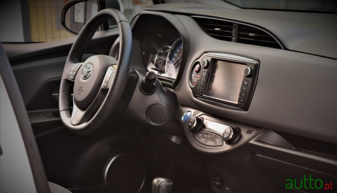 2017' Toyota Yaris photo #6