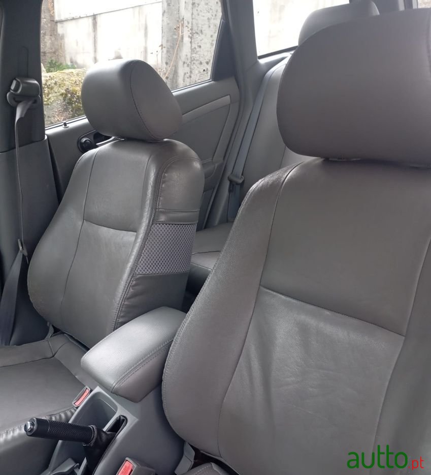 2006' Chevrolet Nubira Sw photo #2