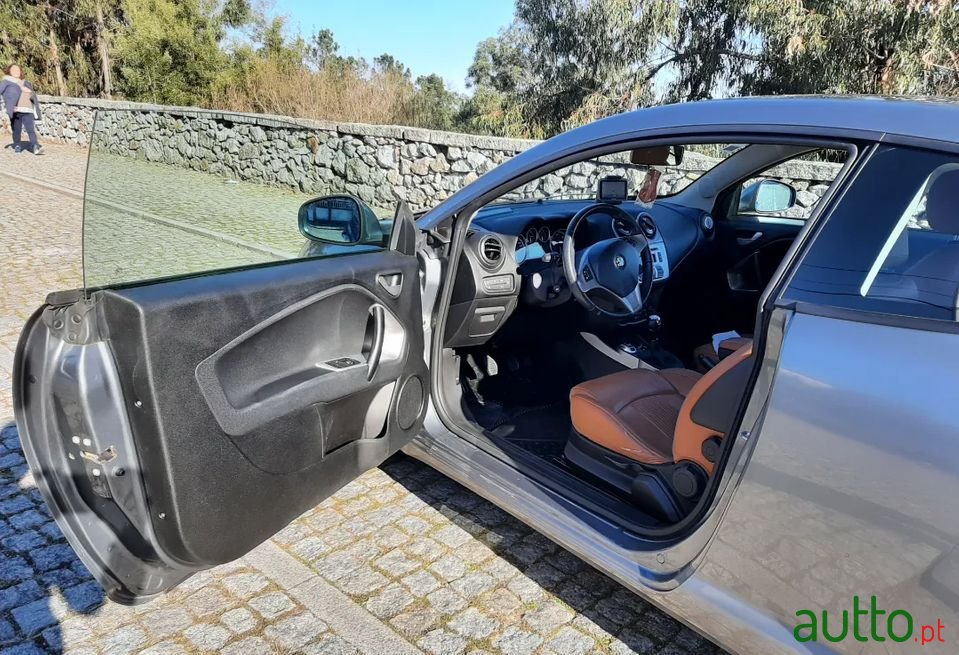 2011' Alfa Romeo MiTo photo #2