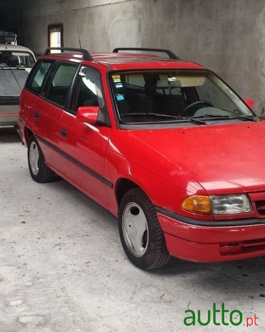 1993' Opel Astra Caravan photo #1