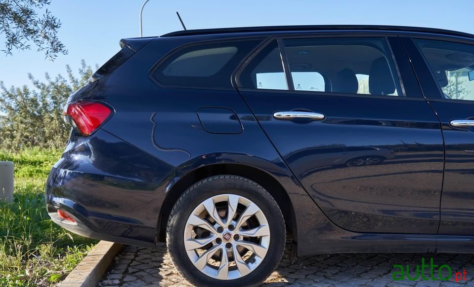 2017' Fiat Tipo Station Wagon photo #4