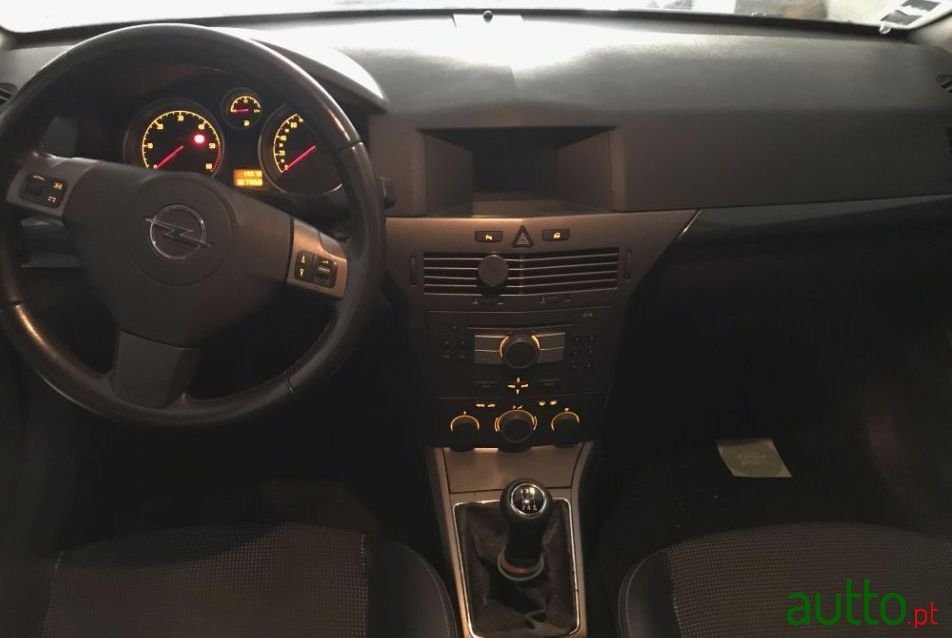 2005' Opel Astra Caravan photo #4