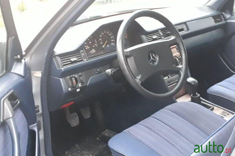 1989' Mercedes-Benz 200 E photo #3