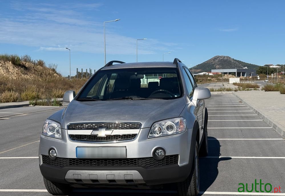 2008' Chevrolet Captiva 2.0 Vcdi Seven 7L photo #2